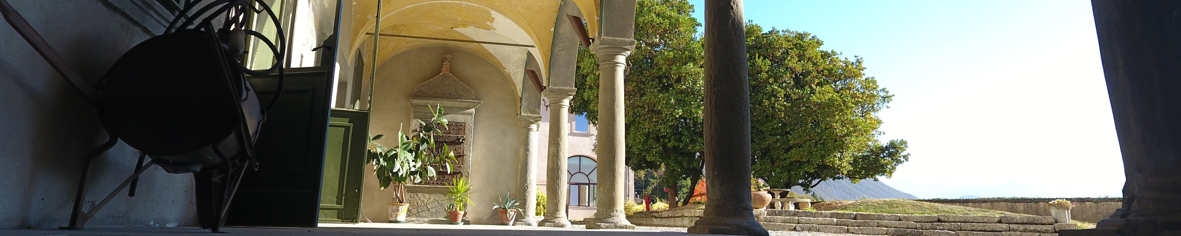Portico settecentesco del municipio di Montebassiano, aperto sul giardino e illuminato dal sole