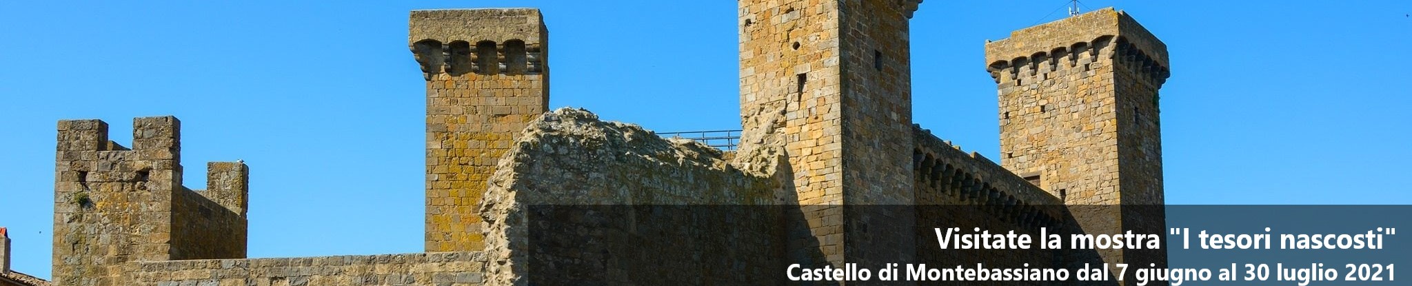 Torri medievali merlate del castello di Montebassiano. "Visitate la mostra "I tesori nascosti" Castello di Montebassiano dal 7 giugno al 30 Luglio 2021"